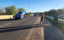 Personal del Sies asistiendo al prefecto que cay&oacute; de la moto. (Rosario3)