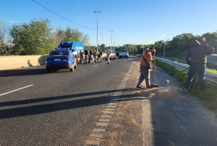 Personal del Sies asistiendo al prefecto que cayó de la moto. (Rosario3)