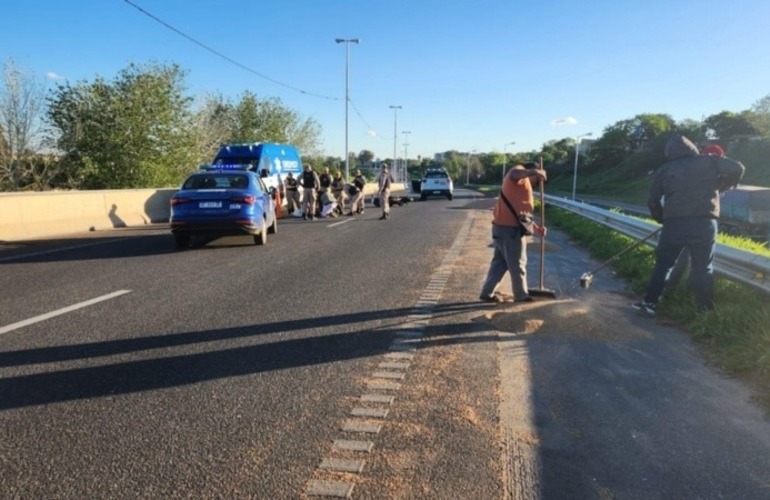 Personal del Sies asistiendo al prefecto que cayó de la moto. (Rosario3)