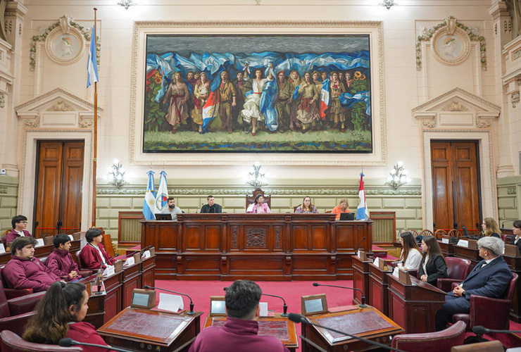 Imagen de Alumnos de la EET N&deg;650 presentaron proyectos en la Legislatura Provincial
