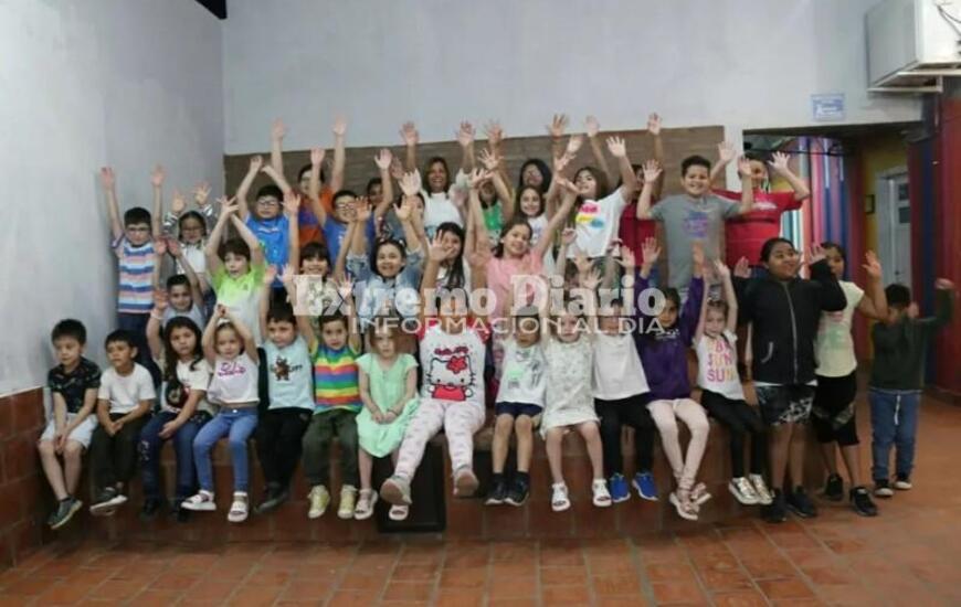 Imagen de Se present&oacute; la muestra de fin de a&ntilde;o del taller de dibujo y pintura a cargo de la profesora Sandra Balbuena
