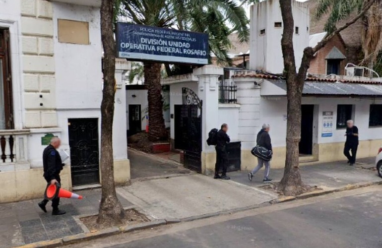 Imagen de Trato VIP y celulares: cay&oacute; subcomisario de la Polic&iacute;a Federal por recibir coimas de presos en Rosario