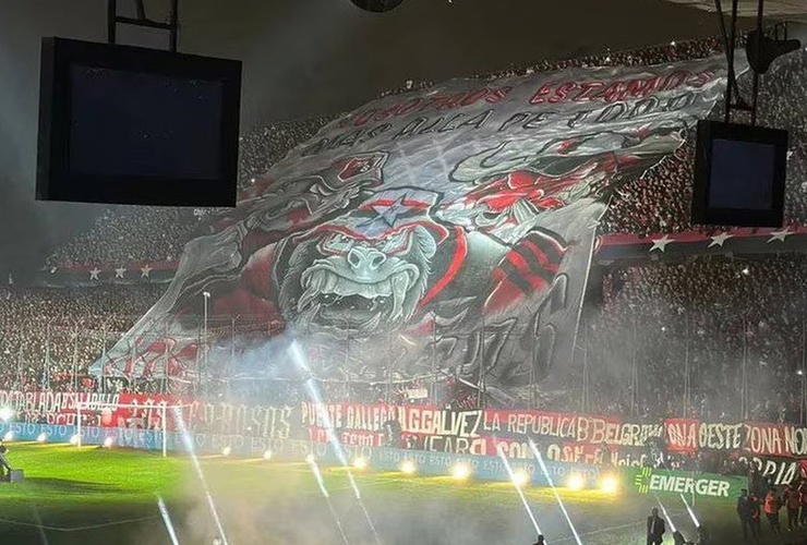 El enorme �trapo� desplegado en la cancha de NOB