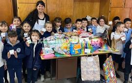 Imagen de Alumnos de la Escuela Santa Luc&iacute;a ofrecieron obsequios para ni&ntilde;os de la ciudad