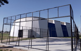 Imagen de Colocaci&oacute;n de la estructura de la nueva cancha de P&aacute;del de Central Argentino.
