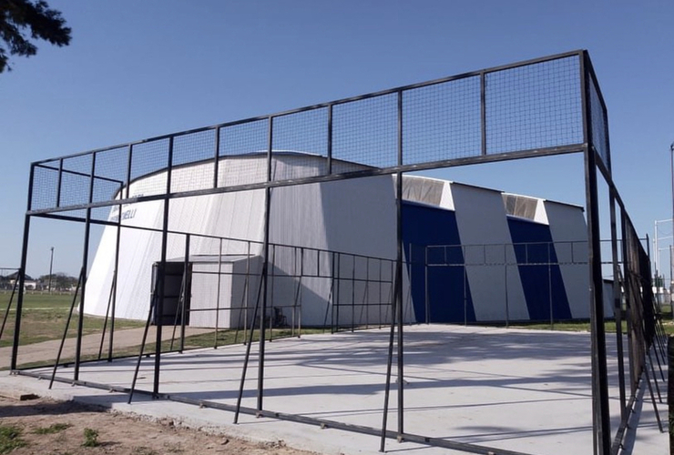 Imagen de Colocación de la estructura de la nueva cancha de Pádel de Central Argentino.