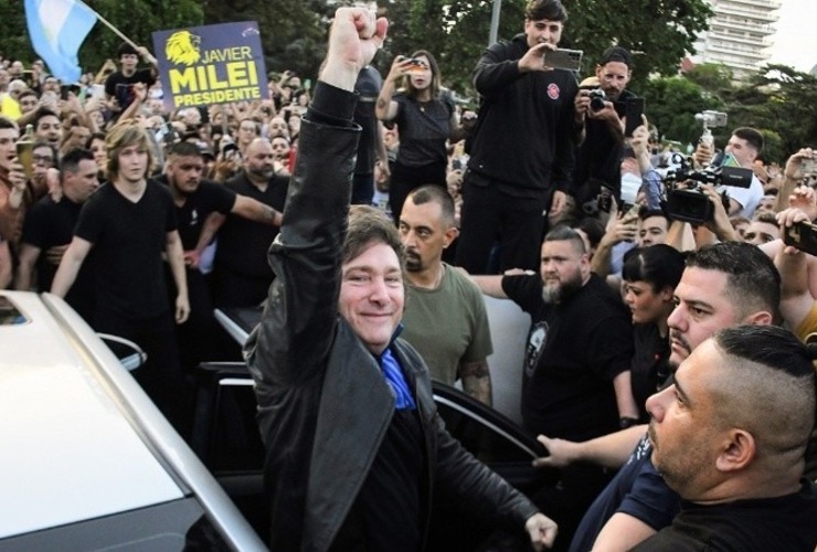 Milei junto a sus seguidores poco antes de subir al escenario de campa&ntilde;a en el parque a la Bandera. (Ana Isla)