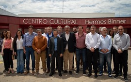 Imagen de Paradas Seguras: Actividad en Pueblo Esther con la presencia de Esteban Ferri y otras autoridades regionales.