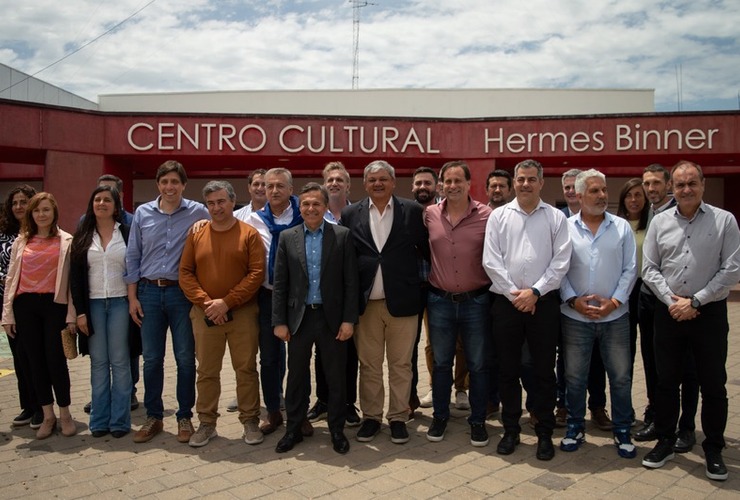 Imagen de Paradas Seguras: Actividad en Pueblo Esther con la presencia de Esteban Ferri y otras autoridades regionales.