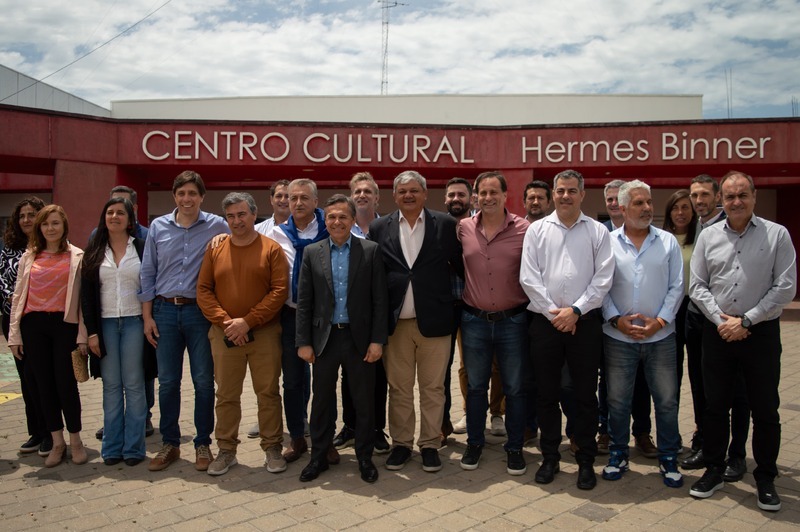 Imagen de Paradas Seguras: Actividad en Pueblo Esther con la presencia de Esteban Ferri y otras autoridades regionales.
