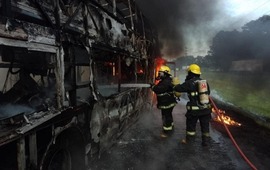 Bomberos de la zona trabajaron en el siniestro. (@zaratetransito)