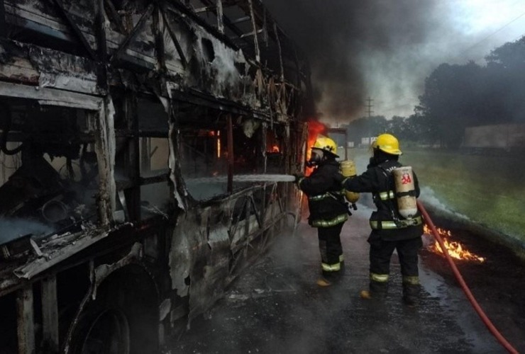 Bomberos de la zona trabajaron en el siniestro. (@zaratetransito)