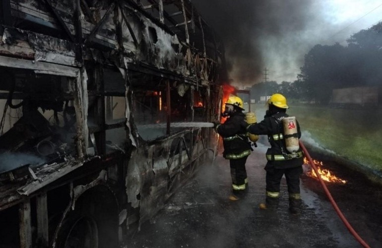 Bomberos de la zona trabajaron en el siniestro. (@zaratetransito)