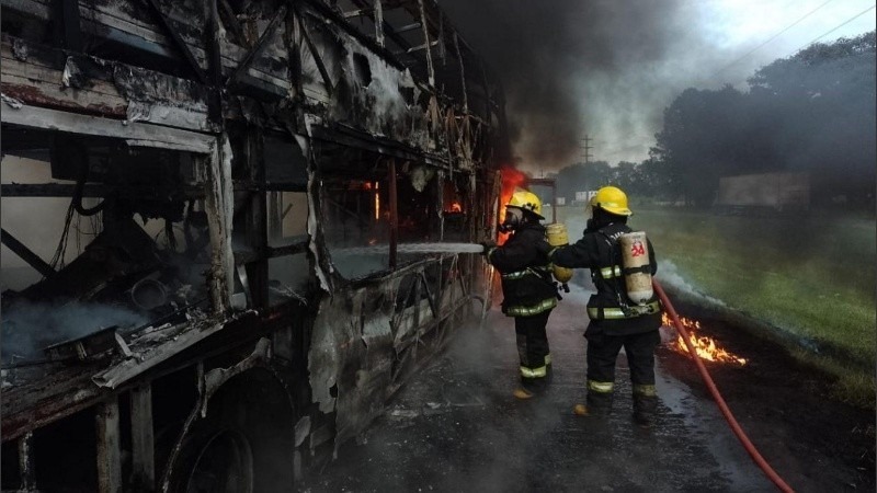 Bomberos de la zona trabajaron en el siniestro. (@zaratetransito)