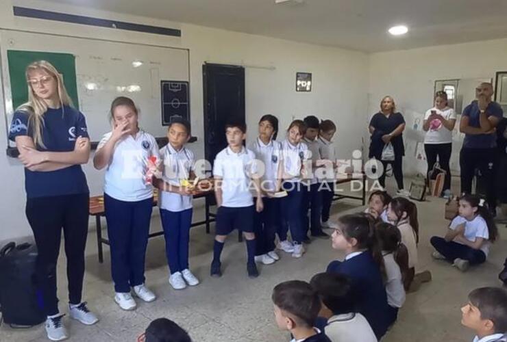 Imagen de Los alumnos de 3° grados de la Escuela Santa Lucía cerraron su proyecto literario en el Club Unión