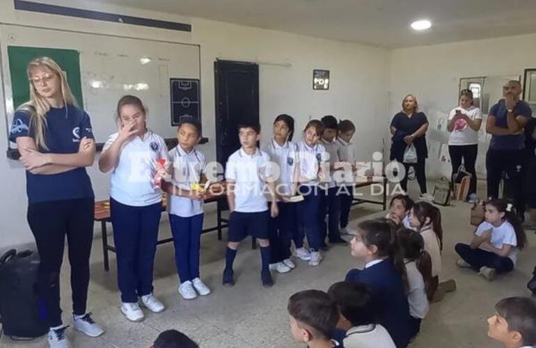 Imagen de Los alumnos de 3° grados de la Escuela Santa Lucía cerraron su proyecto literario en el Club Unión