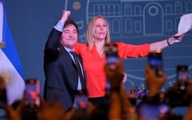 Milei durante su primer discurso como presidente electo, junto a su hermana Karina (T&eacute;lam)
