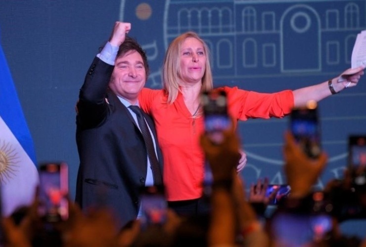 Milei durante su primer discurso como presidente electo, junto a su hermana Karina (Télam)