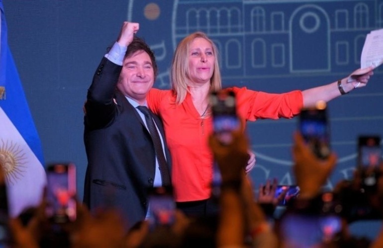 Milei durante su primer discurso como presidente electo, junto a su hermana Karina (T&eacute;lam)