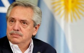 Imagen de Alberto Fern&aacute;ndez recibe a su sucesor Milei