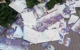 Imagen de Boletas de Milei tiradas en la calle tras los festejos: �Nosotros no ensuciamos�