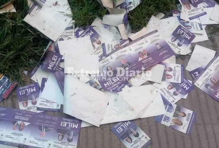 Imagen de Boletas de Milei tiradas en la calle tras los festejos: Nosotros no ensuciamos