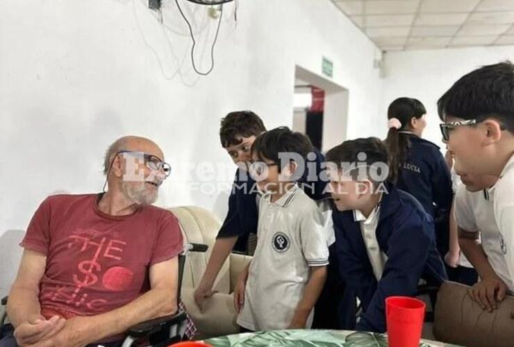 Imagen de Los alumnos de la Escuela Santa Lucía visitaron los geriátricos de la ciudad