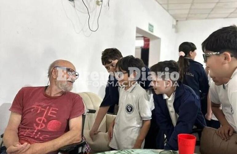 Imagen de Los alumnos de la Escuela Santa Lucía visitaron los geriátricos de la ciudad