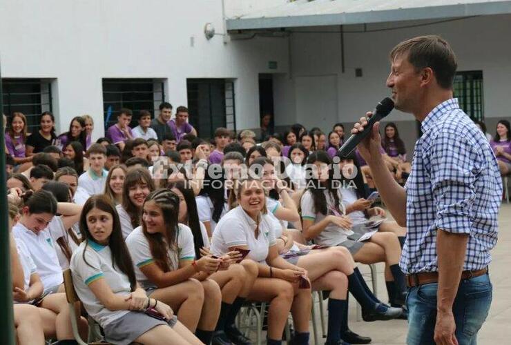 Imagen de Se realizó una charla sobre sexo para los alumnos de la Escuela Santa María Goretti