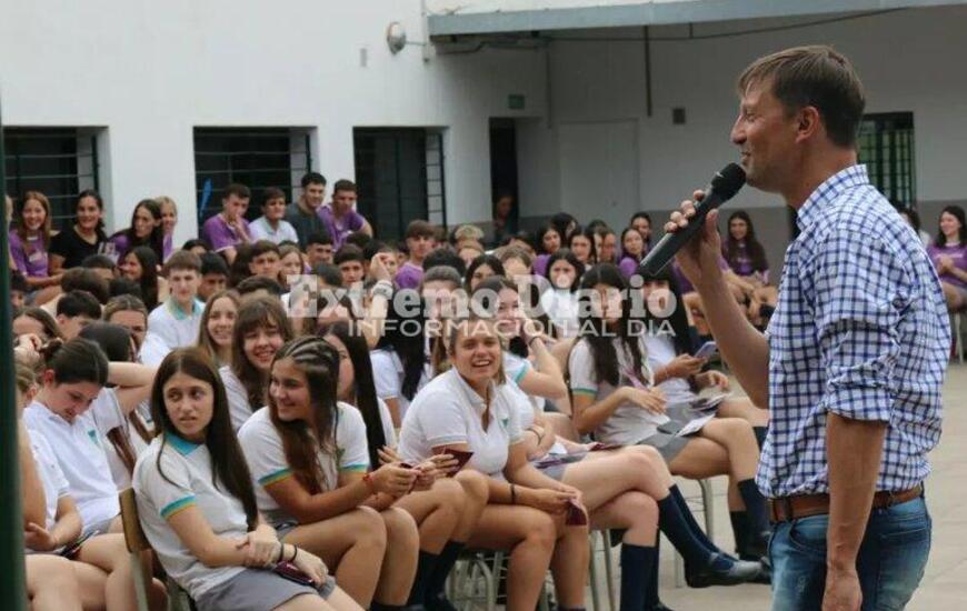 Imagen de Se realiz&oacute; una charla sobre sexo para los alumnos de la Escuela Santa Mar&iacute;a Goretti