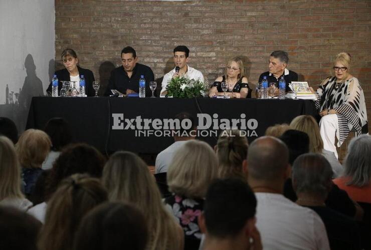 Imagen de Los Escribientes presentaron su cuarto libro en el Centro Cultural