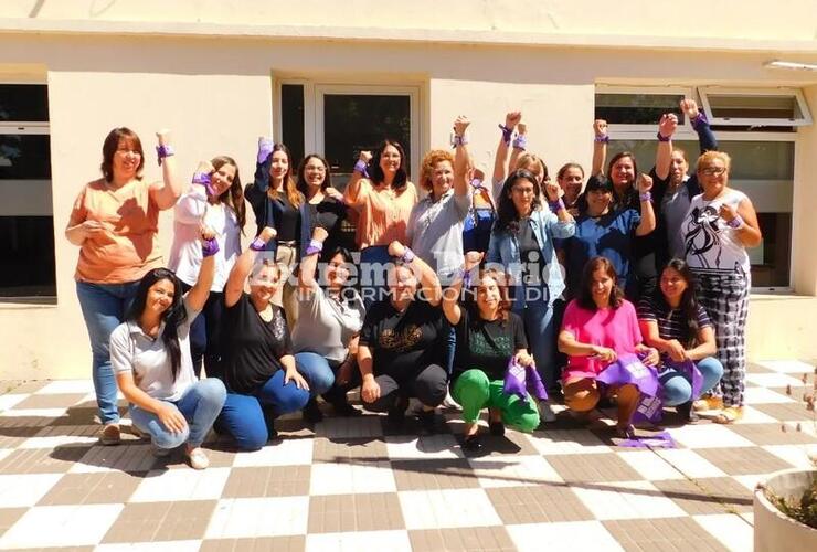 Imagen de La Comuna de Alvear entregó pañuelo violetas por el día de la no violencia contra la mujer