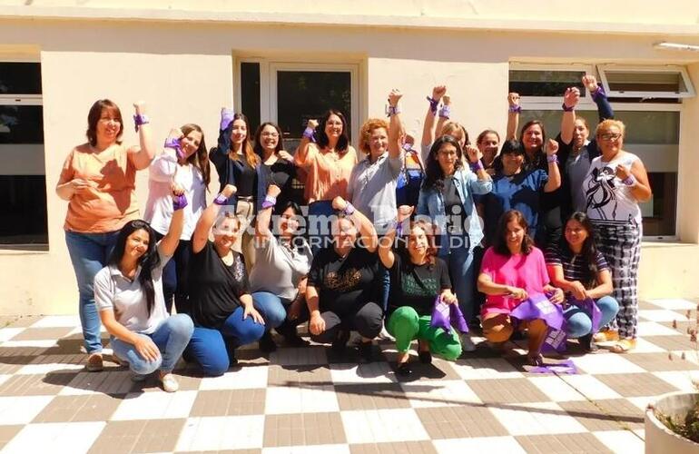 Imagen de La Comuna de Alvear entregó pañuelo violetas por el día de la no violencia contra la mujer