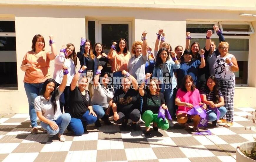 Imagen de La Comuna de Alvear entreg&oacute; pa&ntilde;uelo violetas por el d&iacute;a de la no violencia contra la mujer