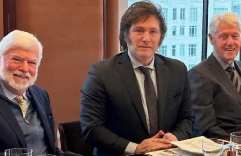 Milei junto al expresidente estadounidense Bill Clinton y Chris Dodd, asesor de Biden para América Latina. (Télam) Milei junto al expresidente estadounidense Bill Clinton y Chris Dodd, asesor de Biden para América Latina. (Télam)