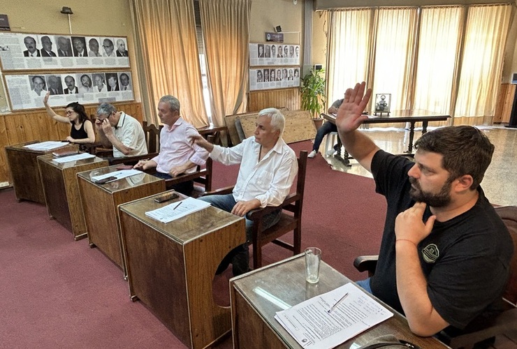 Ghione, Artusa y Coradini votaron a favor.