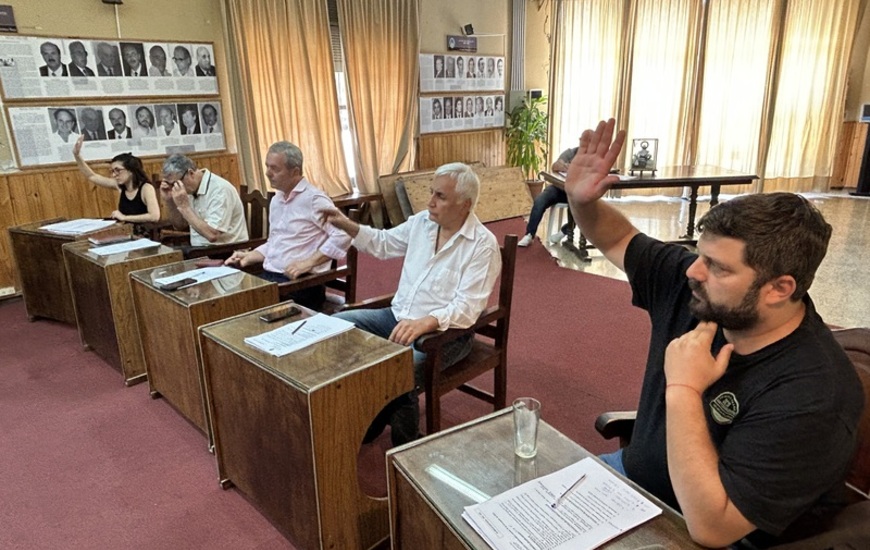 Ghione, Artusa y Coradini votaron a favor.