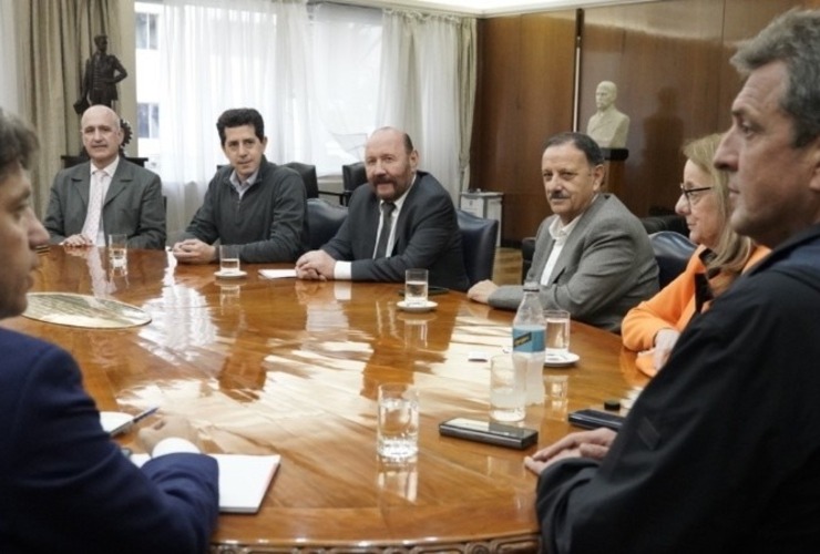 Imagen de Sergio Massa se reunió con gobernadores peronistas por el pago de sueldos y aguinaldos