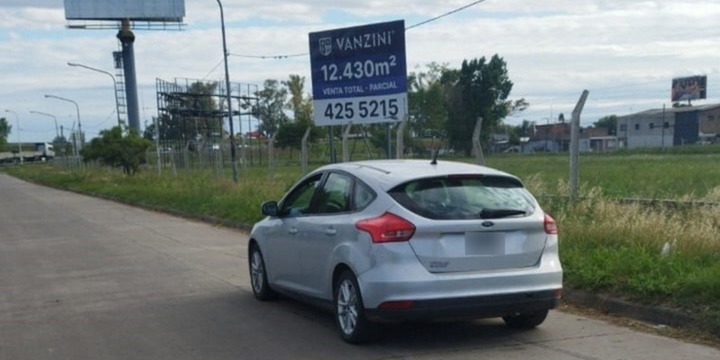 El remís que trasladaba a la víctima. (Policía)
