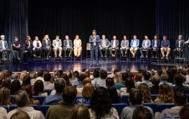 El gobernador electo con su futuro gabinete. (Prensa Pullaro)