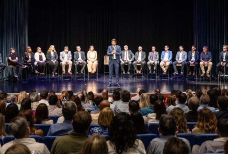 El gobernador electo con su futuro gabinete. (Prensa Pullaro)