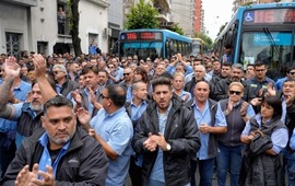 Imagen de La impresionante caravana de colectivos para despedir a C&eacute;sar Rold&aacute;n