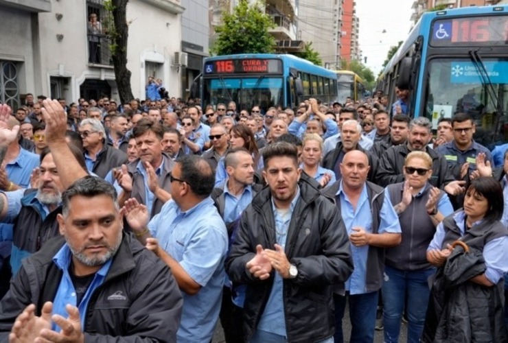 Imagen de La impresionante caravana de colectivos para despedir a César Roldán