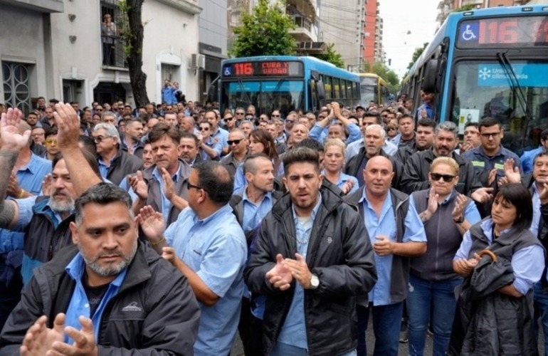 Imagen de La impresionante caravana de colectivos para despedir a César Roldán