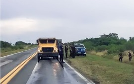 Imagen de Un cami&oacute;n de caudales perdi&oacute; varias bolsas con dinero mientras circulaba por la Ruta Nacional 12