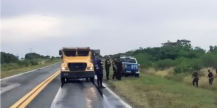 Imagen de Un camión de caudales perdió varias bolsas con dinero mientras circulaba por la Ruta Nacional 12