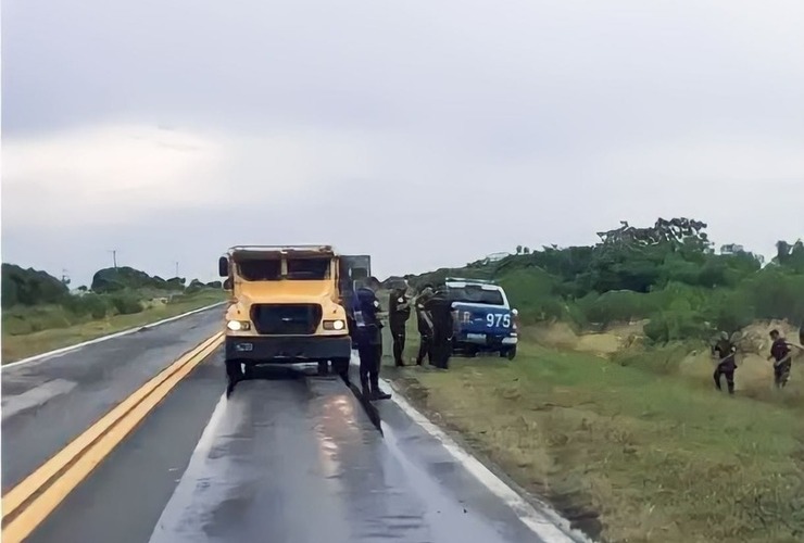 Imagen de Un camión de caudales perdió varias bolsas con dinero mientras circulaba por la Ruta Nacional 12