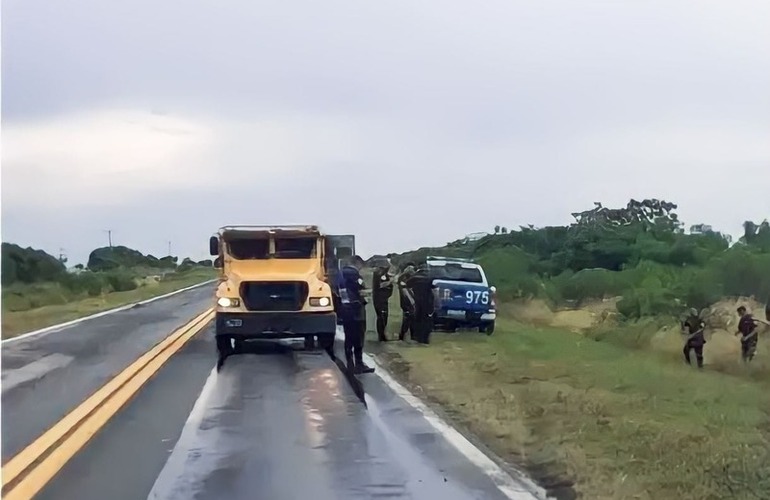 Imagen de Un camión de caudales perdió varias bolsas con dinero mientras circulaba por la Ruta Nacional 12