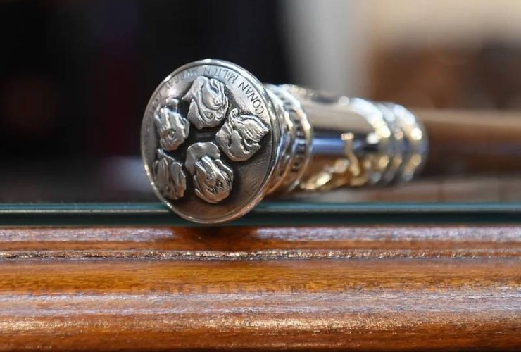 Imagen de El particular bast&oacute;n presidencial que eligi&oacute; Javier Milei: lleva tallados a sus cinco perros