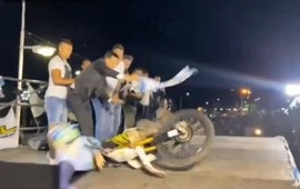 Imagen de Una moto perdi&oacute; el control, choc&oacute; al intendente de P&eacute;rez y lo hizo caer de una rampa